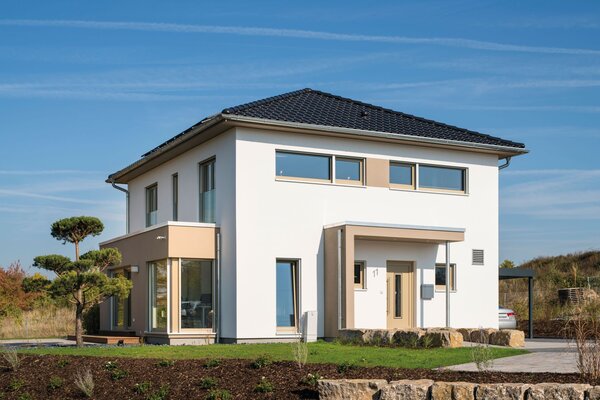 Außenansicht des FingerHaus MEDLEY 300 B Musterhauses in Kassel mit weißer Putzfassade, Flachdach und großen Fensterflächen im modernen Architekturstil.