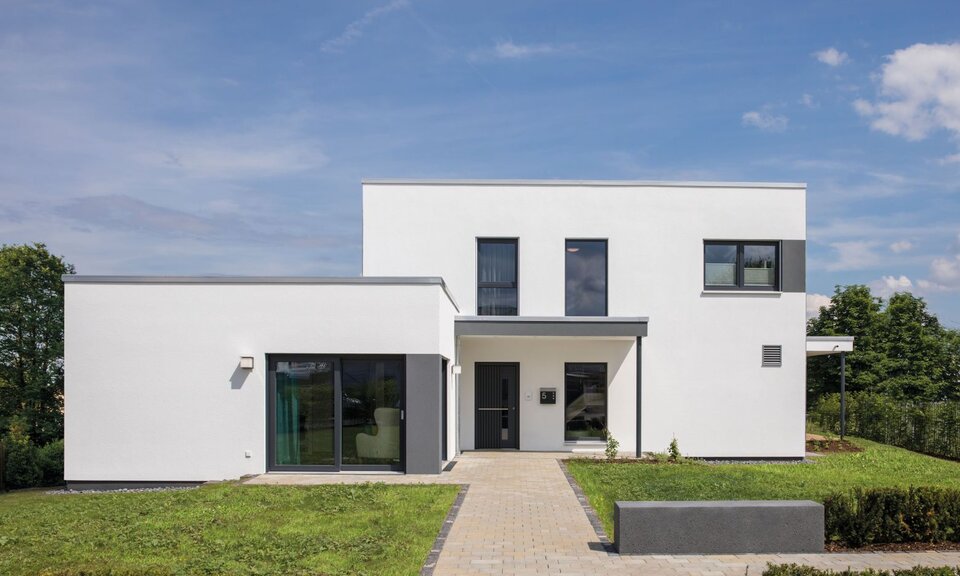 Frontansicht des Musterhauses ALTERO in Gießen mit klaren Linien, Flachdach und modernem Eingangsbereich.