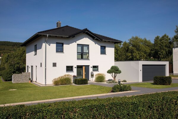 Frei geplantes FingerHaus im modernen Stil mit dunklem Satteldach und angebauter Garage.
