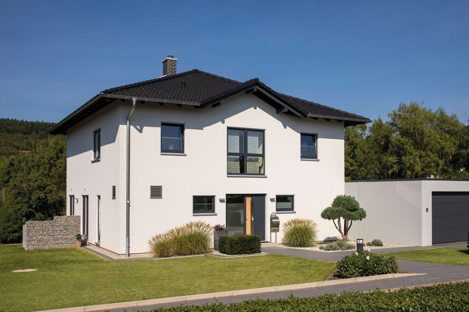 Frei geplantes FingerHaus im modernen Stil mit dunklem Satteldach und angebauter Garage.