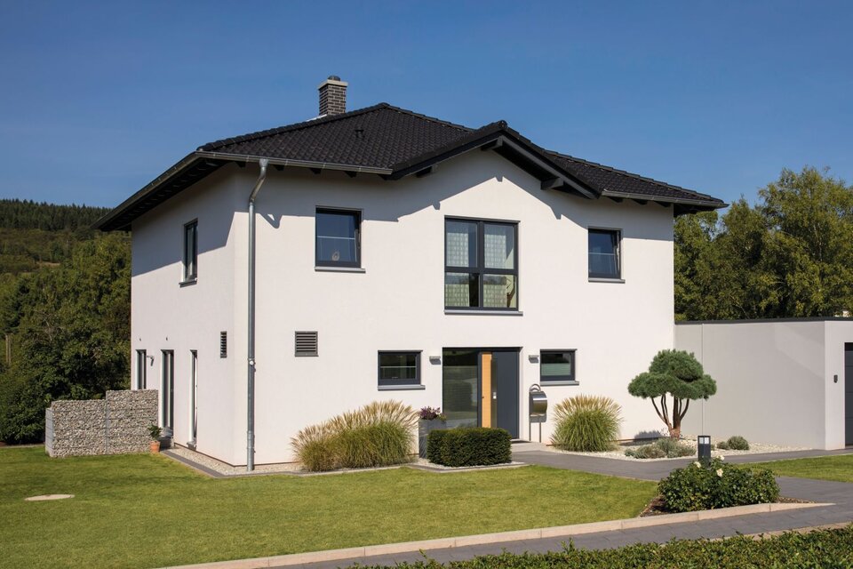 Frei geplantes FingerHaus im modernen Stil mit dunklem Satteldach und angebauter Garage.