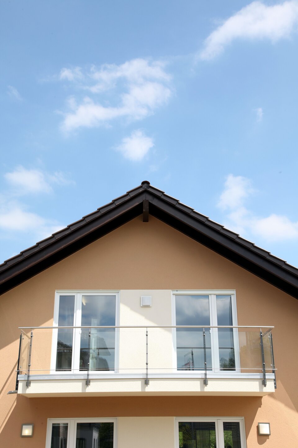 Frontansicht des MEDLEY 310 im Musterhaus Erfurt mit Balkon und großer Fensterfront.
