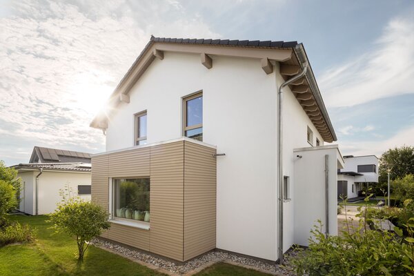 Moderne Architektur mit kubischem Anbau und klarer Linienführung am Musterhaus MEDLEY 300 B in München/Poing.
