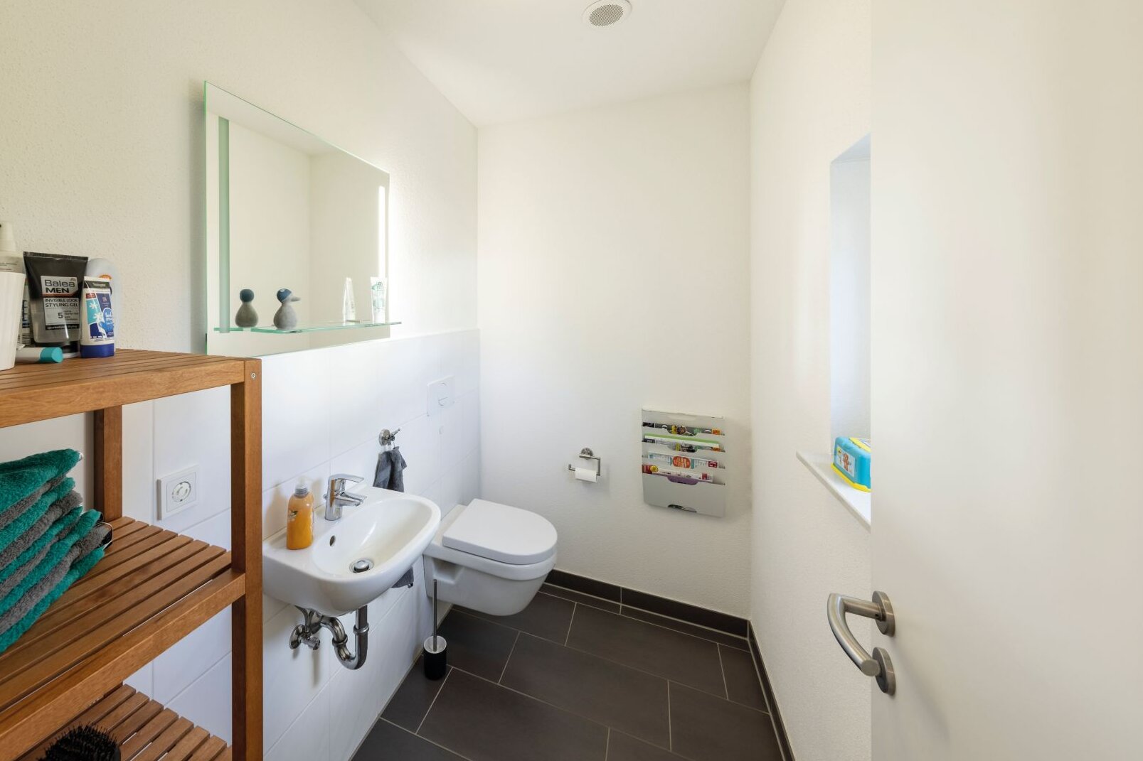 Kompaktes Gäste-WC in einem Finger-Haus vor dem Umbau mit funktionaler Ausstattung und klassischer Raumaufteilung.