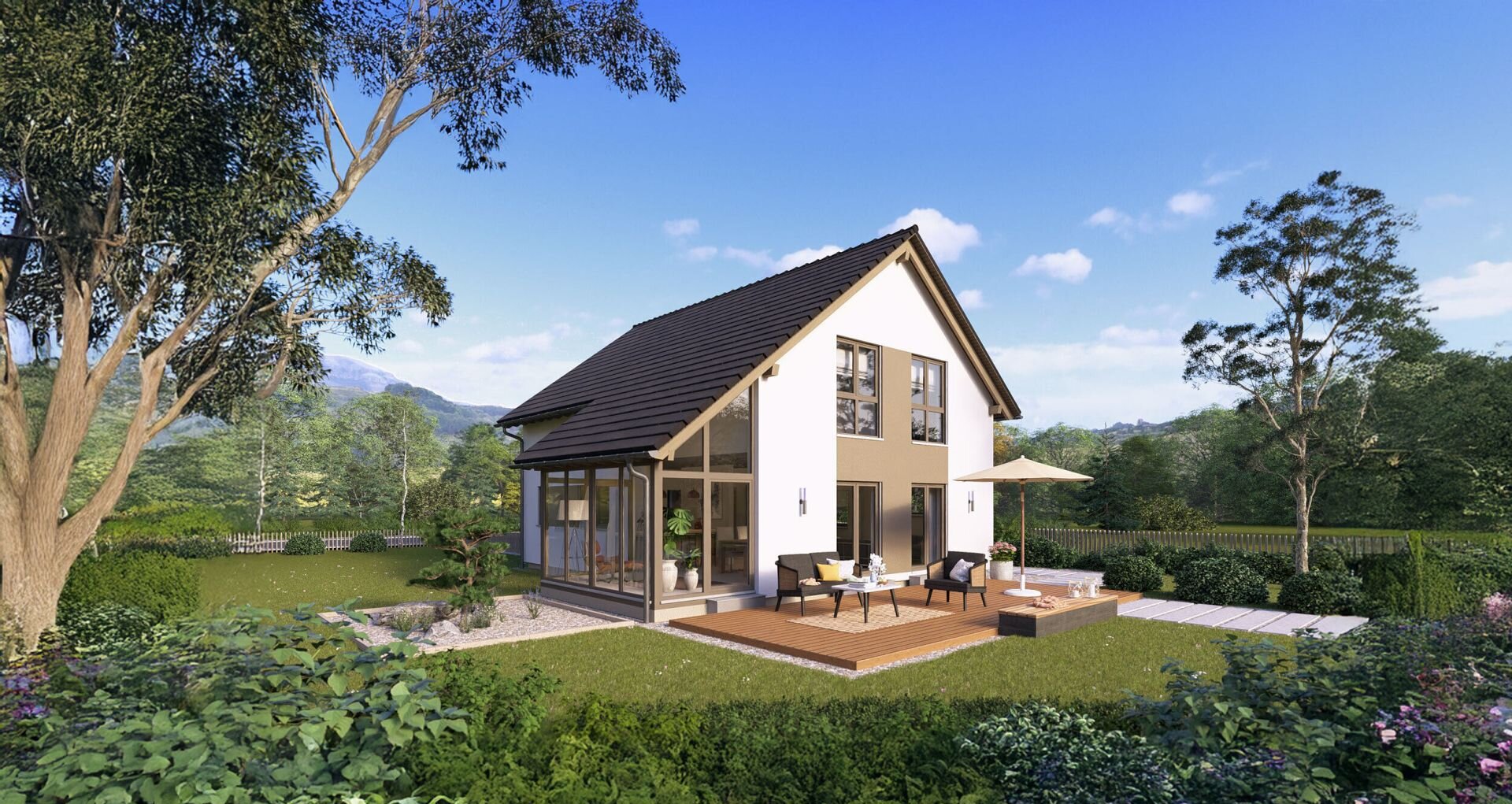 Modernes FingerHaus Fertighaus mit Satteldach, großen Fenstern und Holzterrasse in grüner Landschaft mit Bäumen und Bergen im Hintergrund