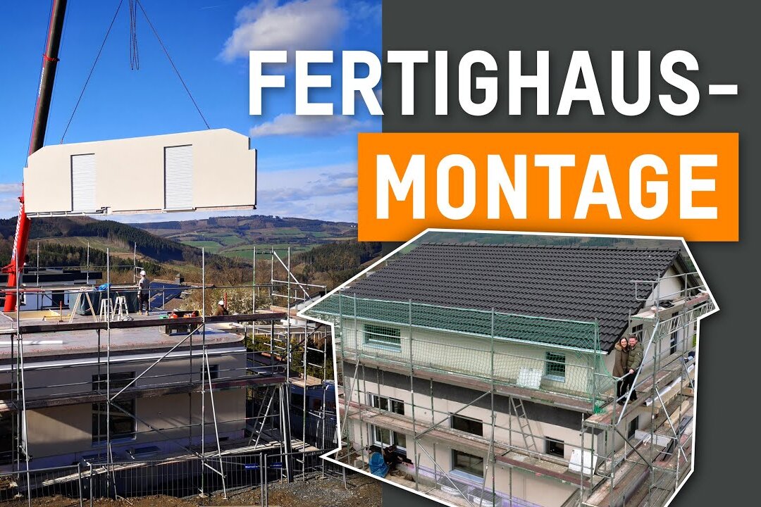 Fertighausmontage mit einem Kran, der ein großes Hausmodul über eine Baustelle hebt, umgeben von Gerüsten und Landschaft im Hintergrund