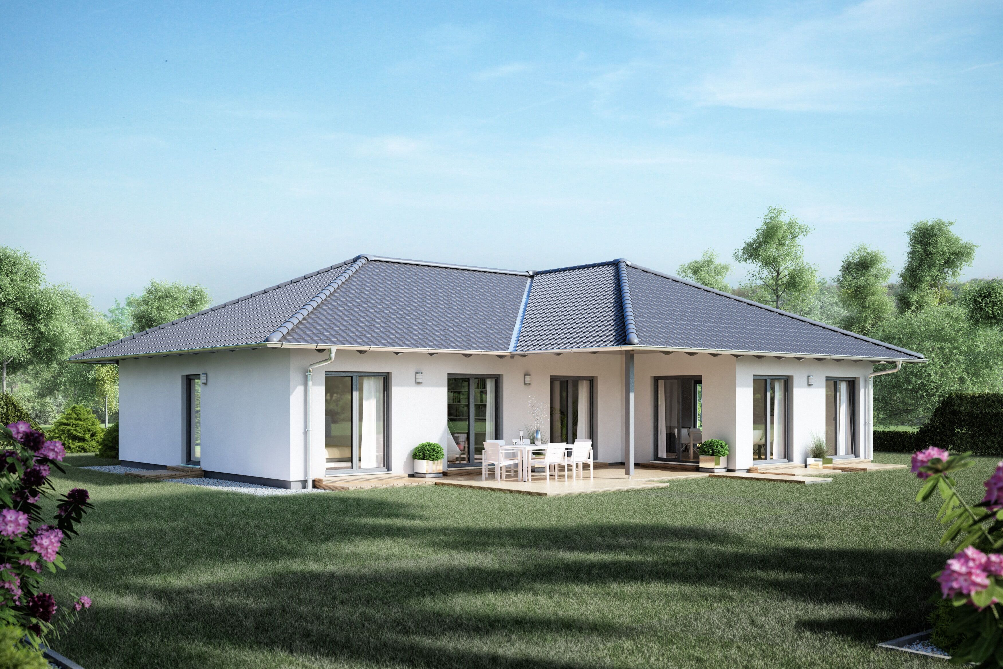 FingerHaus Bungalow NIVO 145 mit elegantem Walmdach und heller Putzfassade. Große Fenster und eine überdachte Terrasse öffnen sich zum weitläufigen Garten mit gepflegtem Rasen und blühender Bepflanzung.