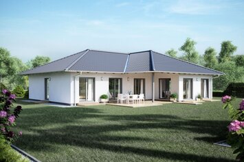 FingerHaus Bungalow NIVO 145 mit elegantem Walmdach und heller Putzfassade. Große Fenster und eine überdachte Terrasse öffnen sich zum weitläufigen Garten mit gepflegtem Rasen und blühender Bepflanzung.