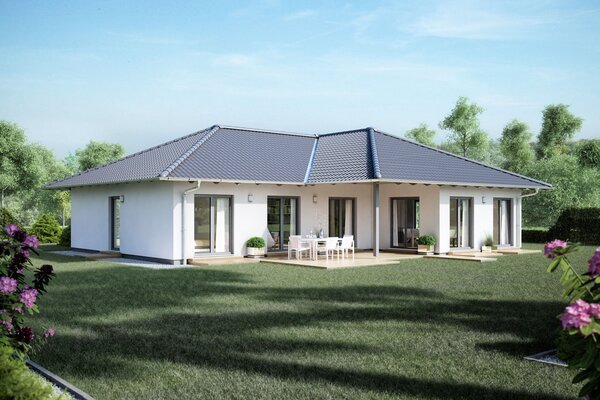 FingerHaus Bungalow NIVO 145 mit elegantem Walmdach und heller Putzfassade. Große Fenster und eine überdachte Terrasse öffnen sich zum weitläufigen Garten mit gepflegtem Rasen und blühender Bepflanzung.