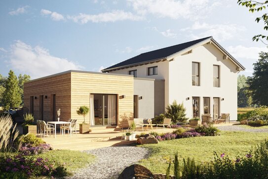 Modernes Finger-Haus ALTERO 7 M6 mit Einliegerwohnung sowie heller Putzfassade, Holz-Anbau und naturnah gestaltetem Garten bei Tageslicht.
