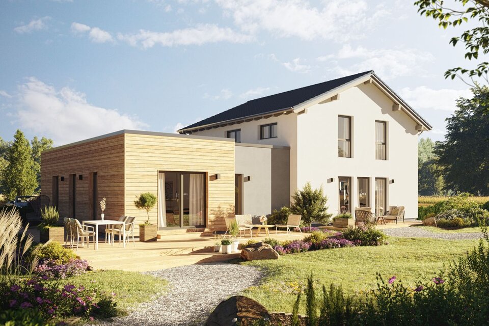 Modernes Finger-Haus ALTERO 7 M6 mit Einliegerwohnung sowie heller Putzfassade, Holz-Anbau und naturnah gestaltetem Garten bei Tageslicht.