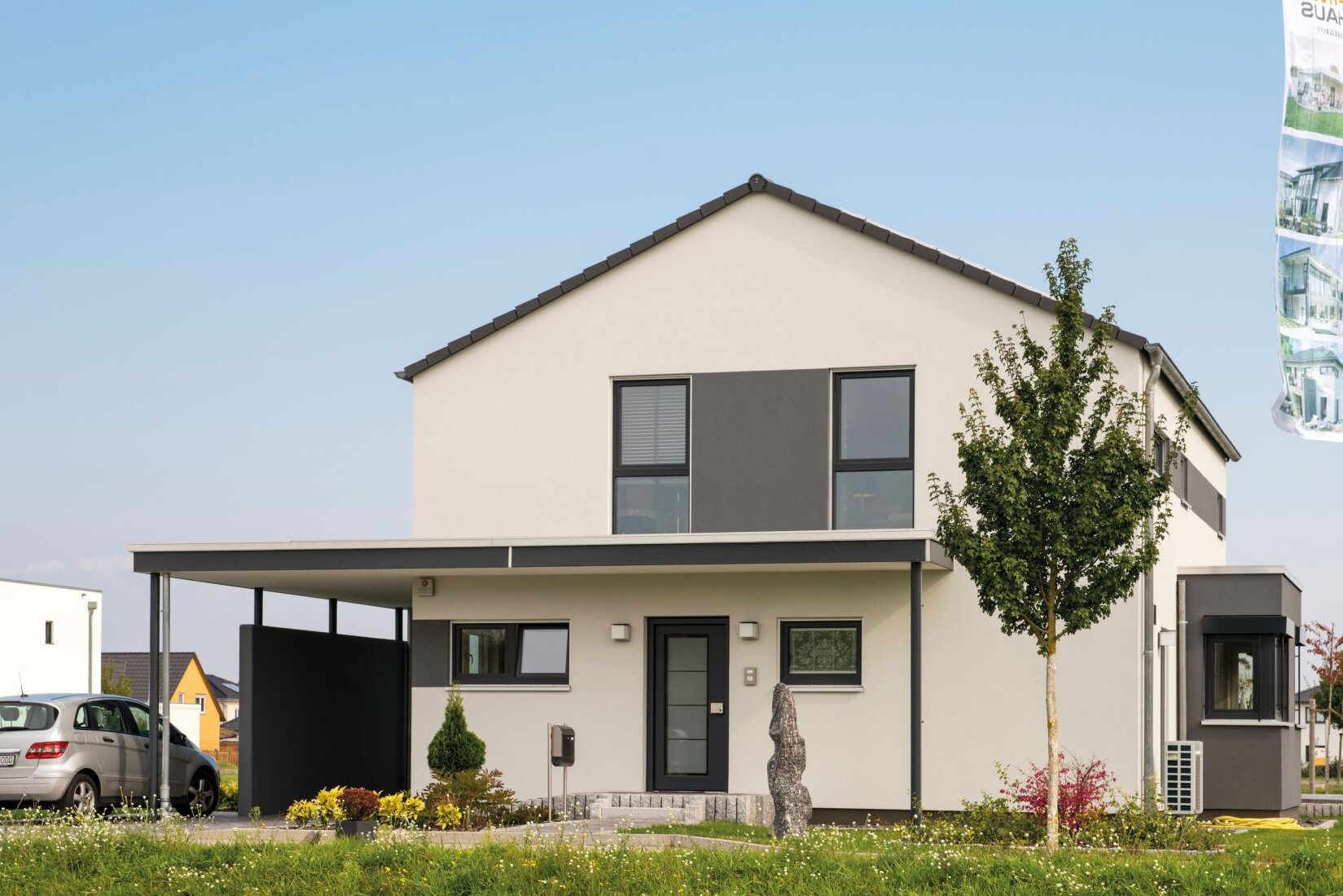 Frontansicht des FingerHaus MEDLEY 300 B Musterhauses in Berlin/Werder mit Flachdach-Carport, klarer Architektur und grauen Fassadenakzenten.