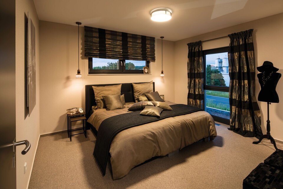 Schlafzimmer mit Doppelbett, Nachttisch, Fenster mit Vorhängen und Rollo, Stehlampe und Schneiderpuppe