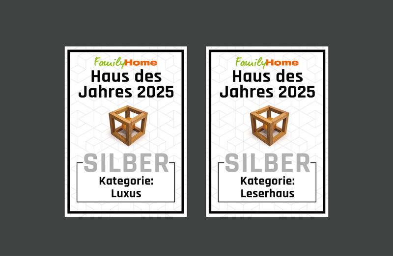 Zwei Auszeichnungen für das "Haus des Jahres 2025" von FamilyHome mit silberner Trophäe, eine für die Kategorie Luxus, die andere für die Kategorie Leserhaus.