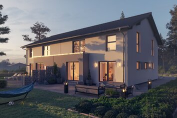 Haus FingerHaus DUO 258 bei Abendstimmung mit beleuchteter Terrasse, heller Fassade und gepflegtem Garten im warmen Sonnenuntergangslicht.
