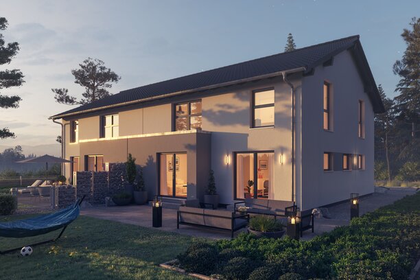Haus FingerHaus DUO 258 bei Abendstimmung mit beleuchteter Terrasse, heller Fassade und gepflegtem Garten im warmen Sonnenuntergangslicht.