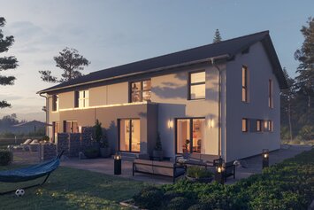 Haus FingerHaus DUO 258 bei Abendstimmung mit beleuchteter Terrasse, heller Fassade und gepflegtem Garten im warmen Sonnenuntergangslicht.