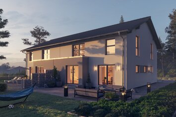 Haus FingerHaus DUO 258 bei Abendstimmung mit beleuchteter Terrasse, heller Fassade und gepflegtem Garten im warmen Sonnenuntergangslicht.