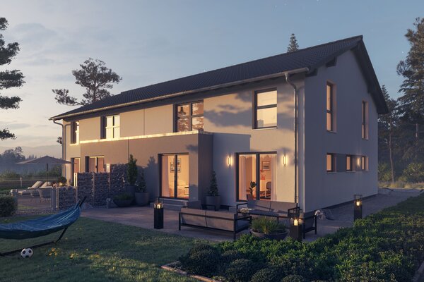 Haus FingerHaus DUO 258 bei Abendstimmung mit beleuchteter Terrasse, heller Fassade und gepflegtem Garten im warmen Sonnenuntergangslicht.