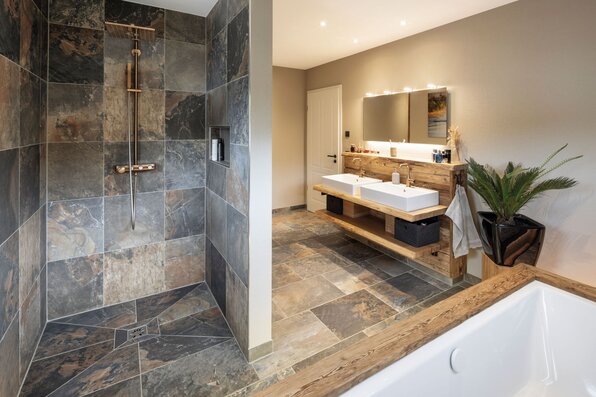 Frei geplantes FingerHaus mit modernem Badezimmer, begehbarer Dusche und stilvollem Doppelwaschtisch.