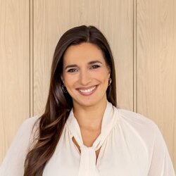 Food-Bloggerin Sally Özcan in der Küche des Musterhauses NIVO »Sally Edition« im Musterhauspark Frankenberg mit Kücheninsel und offenem Wohnkonzept.