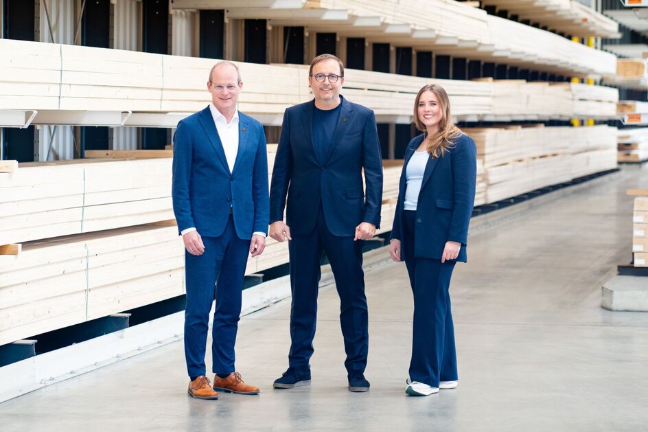 FingerHaus Geschäftsführung in einer Produktionshalle mit Holzlager.