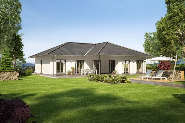 FingerHaus Bungalow NIVO 140 mit klassischem Walmdach, heller Fassade und großen Fensterflächen. Die überdachte Terrasse und der weitläufige Garten mit Liegebereich schaffen ein harmonisches Wohnambiente.