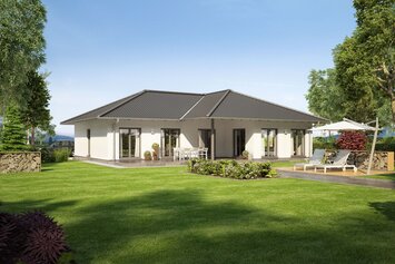 FingerHaus Bungalow NIVO 140 mit klassischem Walmdach, heller Fassade und großen Fensterflächen. Die überdachte Terrasse und der weitläufige Garten mit Liegebereich schaffen ein harmonisches Wohnambiente.
