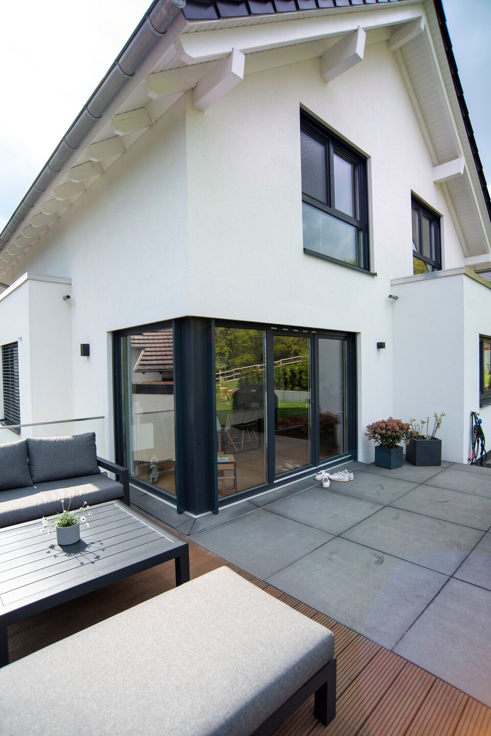 Frei gelpantes Einfamiienhaus mit Terrasse und Verglasung 