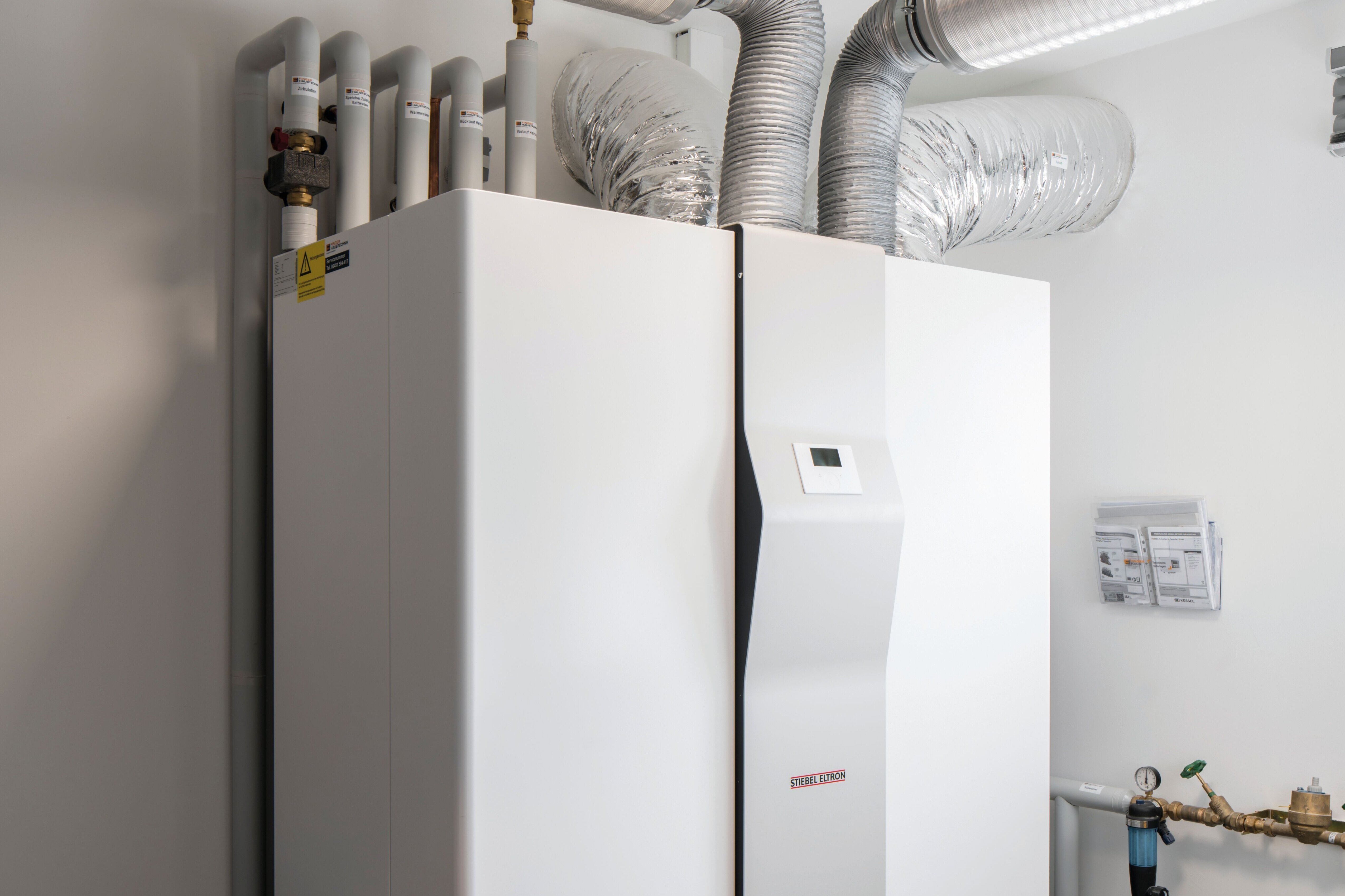 Hauswirtschaftsraum im Musterhaus MEDLEY 300 B in Kassel mit moderner Haustechnik und energiesparender Lüftungsanlage.