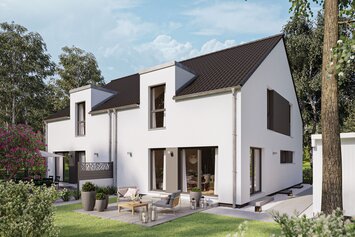 Modernes Haus FingerHaus DUO 230 mit heller Fassade, dunklem Satteldach und großer Terrasse im gepflegten Garten mit Rasen, Pflanzen und Sitzmöbeln.