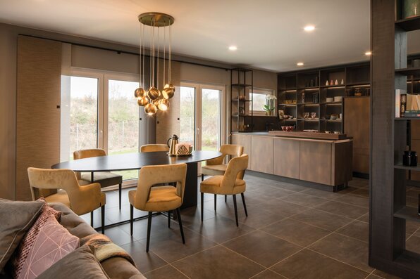 Offener Essbereich im FingerHaus MEDLEY 300 B Musterhaus Kassel mit modernem Esstisch, stilvollen Stühlen und direktem Übergang zur Designküche.