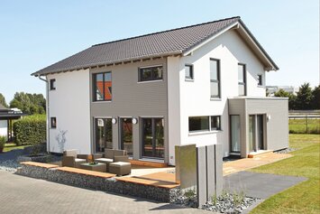 Außenansicht des FingerHaus Musterhauses NEO 300 in Hannover mit moderner Fassade, Satteldach und großzügiger Terrasse.