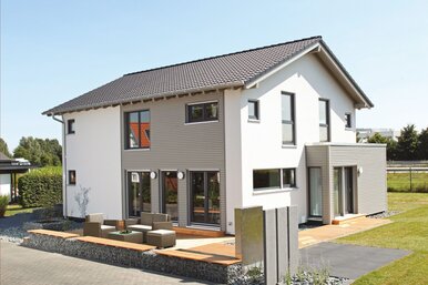 Außenansicht des FingerHaus Musterhauses NEO 300 in Hannover mit moderner Fassade, Satteldach und großzügiger Terrasse.