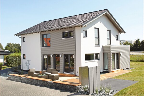Außenansicht des FingerHaus Musterhauses NEO 300 in Hannover mit moderner Fassade, Satteldach und großzügiger Terrasse.