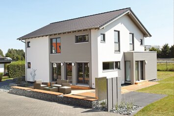 Außenansicht des FingerHaus Musterhauses NEO 300 in Hannover mit moderner Fassade, Satteldach und großzügiger Terrasse.