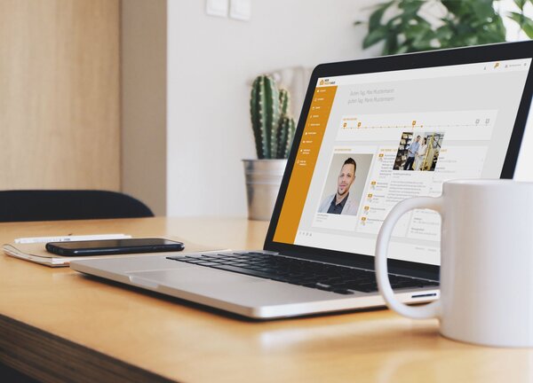 Laptop mit geöffnetem FingerHaus-Serviceportal auf einem Schreibtisch; die Bauherren-Oberfläche zeigt Projektübersicht, Dokumente und Ansprechpartner.