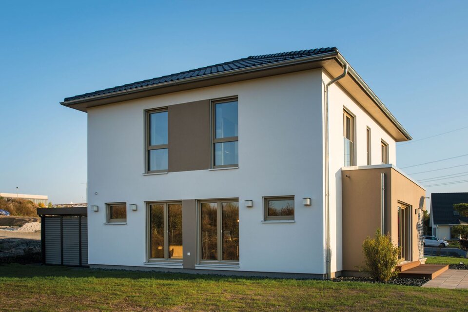 Rückansicht des Musterhauses MEDLEY 300 B in Kassel mit klarer Architektur, bodentiefen Fenstern und flachem Zeltdach.