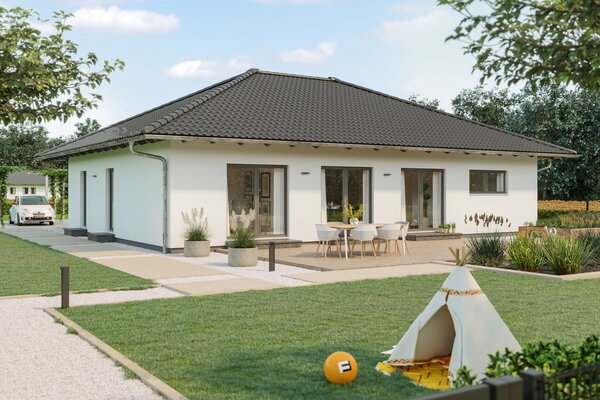 FingerHaus Bungalow NIVO 115 mit klassischem Walmdach, heller Putzfassade und überdachter Terrasse. Der Garten ist liebevoll gestaltet mit Rasenfläche, Spielzelt und Sitzbereich, ideal für Familien.