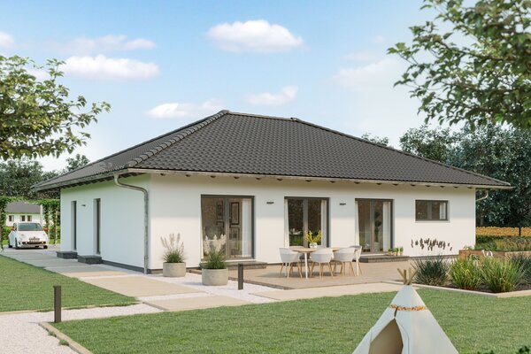 FingerHaus Bungalow NIVO 115 mit klassischem Walmdach, heller Putzfassade und überdachter Terrasse. Der Garten ist liebevoll gestaltet mit Rasenfläche, Spielzelt und Sitzbereich, ideal für Familien.