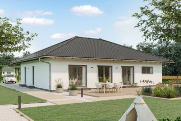 FingerHaus Bungalow NIVO 115 mit klassischem Walmdach, heller Putzfassade und überdachter Terrasse. Der Garten ist liebevoll gestaltet mit Rasenfläche, Spielzelt und Sitzbereich, ideal für Familien.