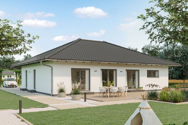 FingerHaus Bungalow NIVO 115 mit klassischem Walmdach, heller Putzfassade und überdachter Terrasse. Der Garten ist liebevoll gestaltet mit Rasenfläche, Spielzelt und Sitzbereich, ideal für Familien.