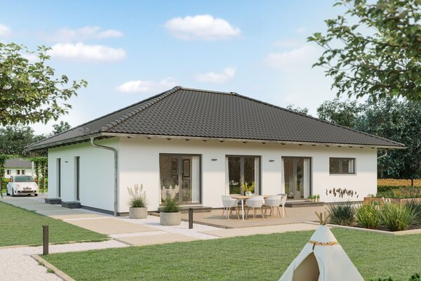 FingerHaus Bungalow NIVO 115 mit klassischem Walmdach, heller Putzfassade und überdachter Terrasse. Der Garten ist liebevoll gestaltet mit Rasenfläche, Spielzelt und Sitzbereich, ideal für Familien.