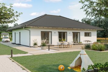 FingerHaus Bungalow NIVO 115 mit klassischem Walmdach, heller Putzfassade und überdachter Terrasse. Der Garten ist liebevoll gestaltet mit Rasenfläche, Spielzelt und Sitzbereich, ideal für Familien.