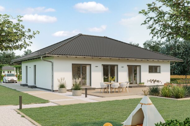 FingerHaus Bungalow NIVO 115 mit klassischem Walmdach, heller Putzfassade und überdachter Terrasse. Der Garten ist liebevoll gestaltet mit Rasenfläche, Spielzelt und Sitzbereich, ideal für Familien.