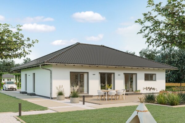 FingerHaus Bungalow NIVO 115 mit klassischem Walmdach, heller Putzfassade und überdachter Terrasse. Der Garten ist liebevoll gestaltet mit Rasenfläche, Spielzelt und Sitzbereich, ideal für Familien.