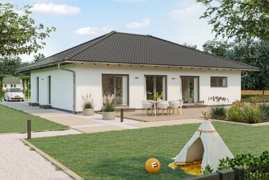 FingerHaus Bungalow NIVO 115 mit klassischem Walmdach, heller Putzfassade und überdachter Terrasse. Der Garten ist liebevoll gestaltet mit Rasenfläche, Spielzelt und Sitzbereich, ideal für Familien.