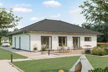 FingerHaus Bungalow NIVO 115 mit klassischem Walmdach, heller Putzfassade und überdachter Terrasse. Der Garten ist liebevoll gestaltet mit Rasenfläche, Spielzelt und Sitzbereich, ideal für Familien.