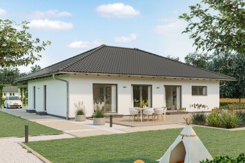 FingerHaus Bungalow NIVO 115 mit klassischem Walmdach, heller Putzfassade und überdachter Terrasse. Der Garten ist liebevoll gestaltet mit Rasenfläche, Spielzelt und Sitzbereich, ideal für Familien.
