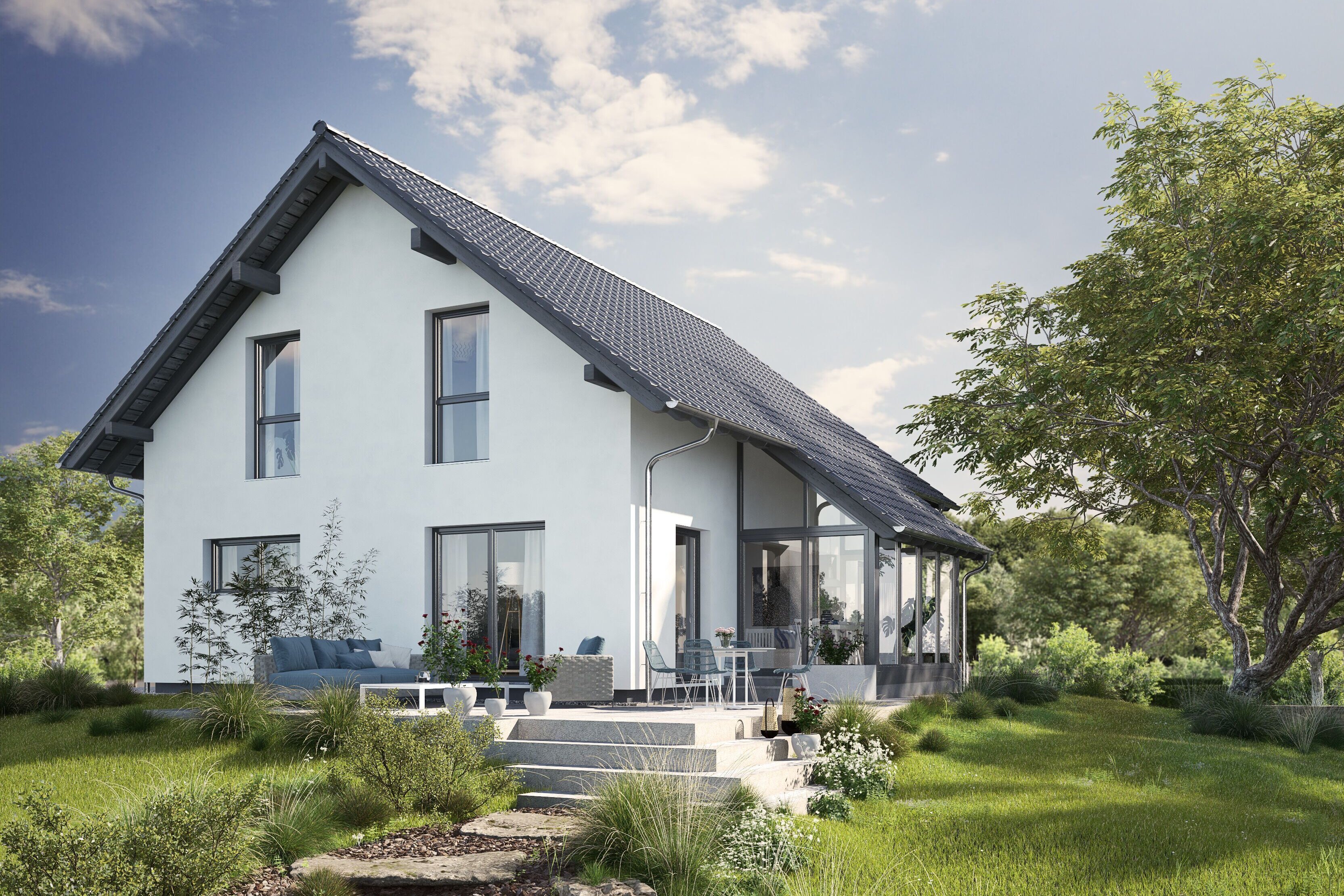 Fertighaus FingerHaus JUNO 200 mit hellblauer Fassade, dunklem Satteldach und bepflanztem Garten mit Natursteintreppe und Rasenfläche bei Sonnenschein.